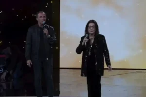 Η Νάνα Μούσχουρη τραγούδησε το «Χάρτινο το φεγγαράκι» στη γαλλική τηλεόραση μαζί με τον Νίκο Αλιάγα