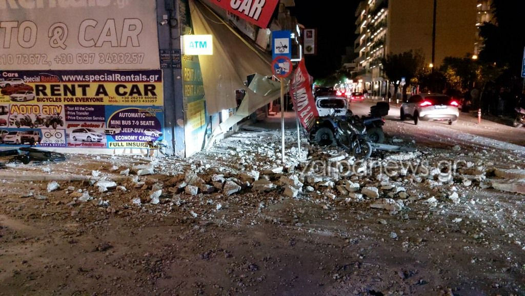 Αναστάτωση στα Χανιά – Κατέρρευσαν μπαλκόνια οικοδομής πάνω σε αυτοκίνητα