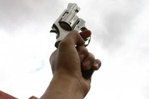 «Για να αγκαλιάζω ο θεός μου τα ‘δωκε τα χέρια»: Μια μαντινάδα – μήνυμα ενάντια στα όπλα