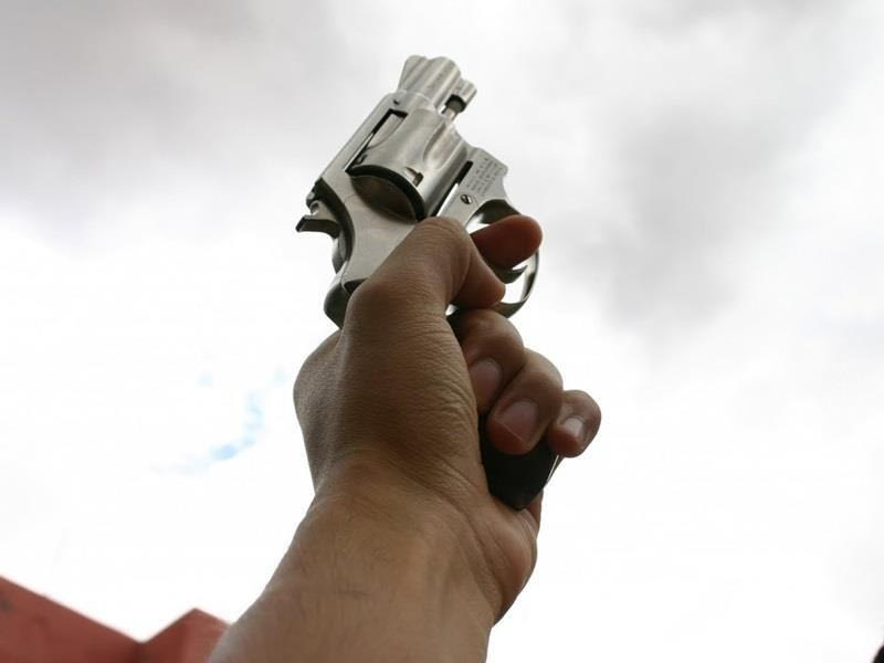 «Για να αγκαλιάζω ο θεός μου τα ‘δωκε τα χέρια»: Μια μαντινάδα – μήνυμα ενάντια στα όπλα