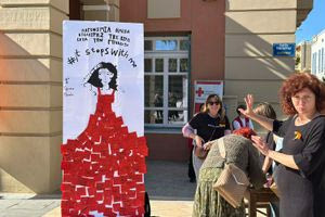 (ΦΩΤΟ & ΒΙΝΤΕΟ) Τα μηνύματα των γυναικών κατά της έμφυλης βίας στο κέντρο του Ηρακλείου