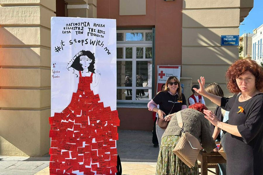 (ΦΩΤΟ & ΒΙΝΤΕΟ) Τα μηνύματα των γυναικών κατά της έμφυλης βίας στο κέντρο του Ηρακλείου