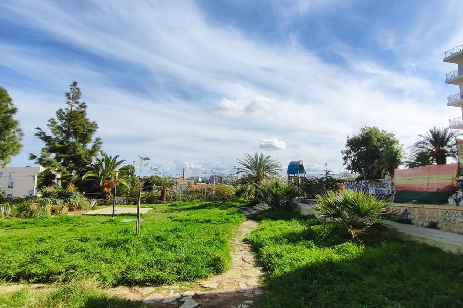 (ΦΩΤΟ) Ένα μνημείο εγκατάλειψης με θέα την θάλασσα