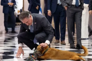 Ο Πίνατ έκλεψε την παράσταση στο Μέγαρο Μαξίμου: Η ανάρτηση του υπουργού Εσωτερικών των ΗΠΑ, Νταγκ Μπέργκμαν