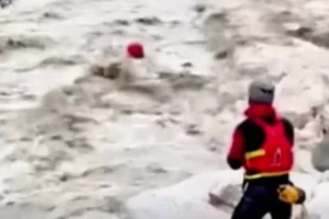 Τζουμέρκα: Μεγάλη επιχείρηση της ΕΜΑΚ για τον απεγκλωβισμό κατοίκων – Η στιγμή που πυροσβέστης παρασύρθηκε από τα ορμητικά νερά