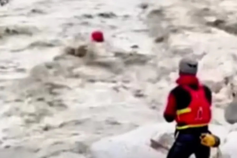 Τζουμέρκα: Μεγάλη επιχείρηση της ΕΜΑΚ για τον απεγκλωβισμό κατοίκων – Η στιγμή που πυροσβέστης παρασύρθηκε από τα ορμητικά νερά