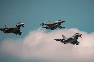 Η Πολωνία απογειώνει εσπευσμένα μαχητικά εν μέσω πληγμάτων της Ρωσίας στην Ουκρανία