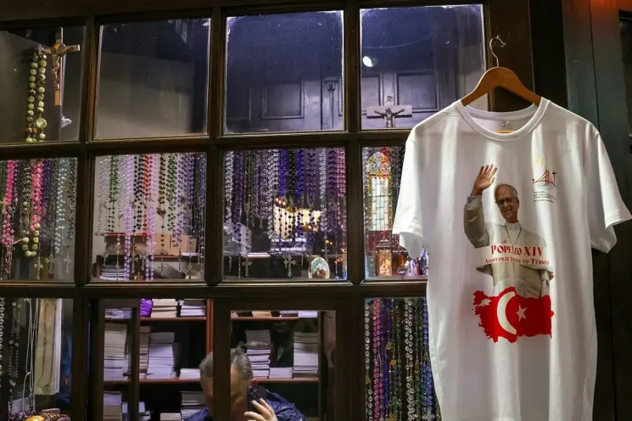 Έβγαλαν μέχρι και μπλουζάκια με τον Πάπα στην Τουρκία – Πυρετώδεις προετοιμασίες για την ιστορική συνάντηση με τον Πατριάρχη Βαρθολομαίο