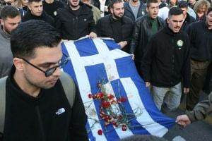 Πλήθος κόσμου τιμά την 52η επέτειο της εξέγερσης του Πολυτεχνείου