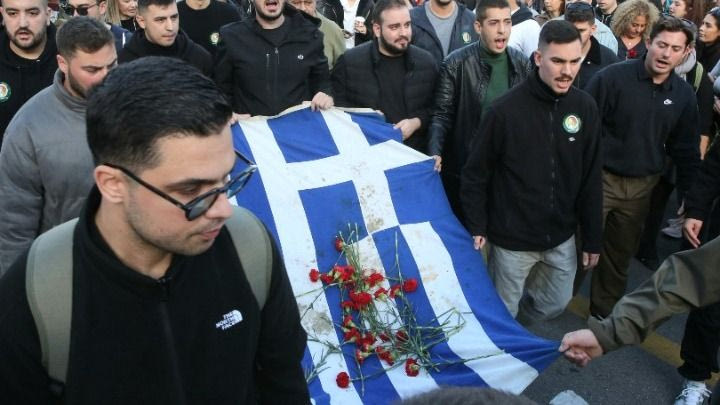 Πλήθος κόσμου τιμά την 52η επέτειο της εξέγερσης του Πολυτεχνείου