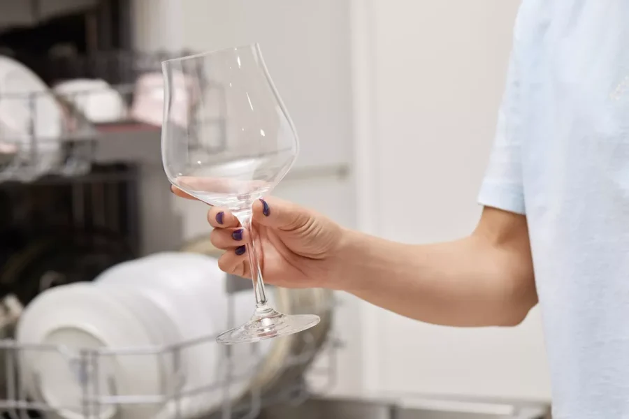 Πλυντήριο πιάτων: Το κόλπο για αστραφτερά ποτήρια