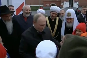 Η 11χρονη Κίρα που «στρίμωξε» τον Πούτιν μπροστά στις κάμερες για τον τραυματισμένο θείο της