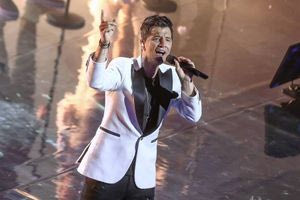 Σάκης Ρουβάς: Η πτώση του πάνω στη σκηνή που «πάγωσε» το κοινό – Δείτε το βίντεο