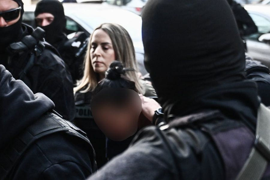 Σαλαμίνα: Στα δικαστήρια Πειραιά η καθ’ ομολογίαν δολοφόνος της πεθεράς της