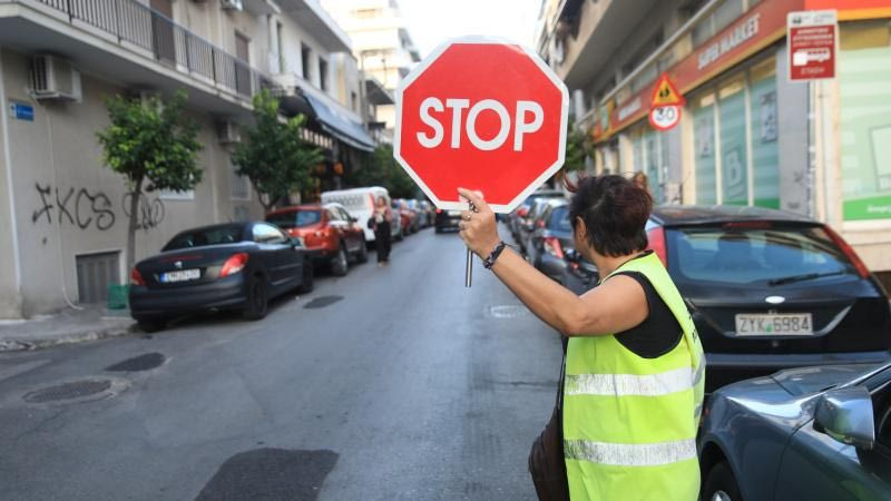 Οδηγός αγνόησε τον σχολικό τροχονόμο και συνελήφθη