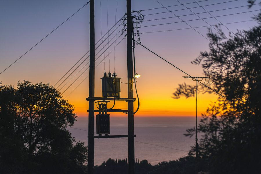 Καστοριά: Eνα πετροκούναβο «έριξε» το ρεύμα στον μισό νομό