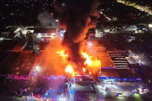 Δεξαμενή χημικών εκτοξεύεται στον αέρα μετά από πυρκαγιά σε εγκατάσταση αποβλήτων