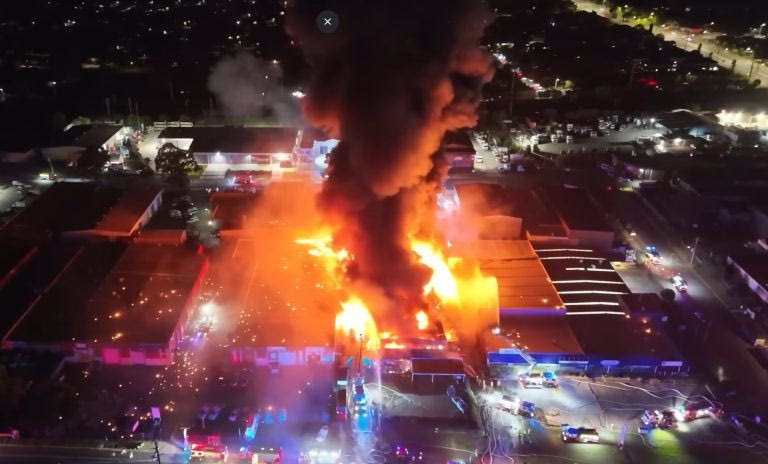 Δεξαμενή χημικών εκτοξεύεται στον αέρα μετά από πυρκαγιά σε εγκατάσταση αποβλήτων