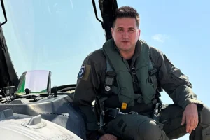 Ο άνθρωπος πίσω από το F-16 του “ΖΕΥΣ” – Ο πιλότος που ζωγράφισε τον ουρανό του Ηρακλείου