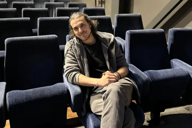 Αιμιλιανός Σταματάκης στο Patris.gr: «Είναι τιμή και ευθύνη να ενσαρκώνω τον Νίκο Ξυλούρη – τον Αρχάγγελο της Κρήτης»