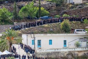 Οι πάτρωνες με κοστούμι  και η παντέρμη Κρήτη