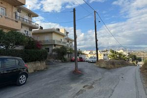 Άνοιξε ο δρόμος… αλλά ο στύλος παρέμεινε!