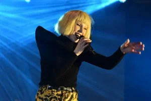 MadWalk 2025: Η ανατρεπτική εμφάνιση της Τάμτα – “Φόρεσε” ανδρικό σώμα