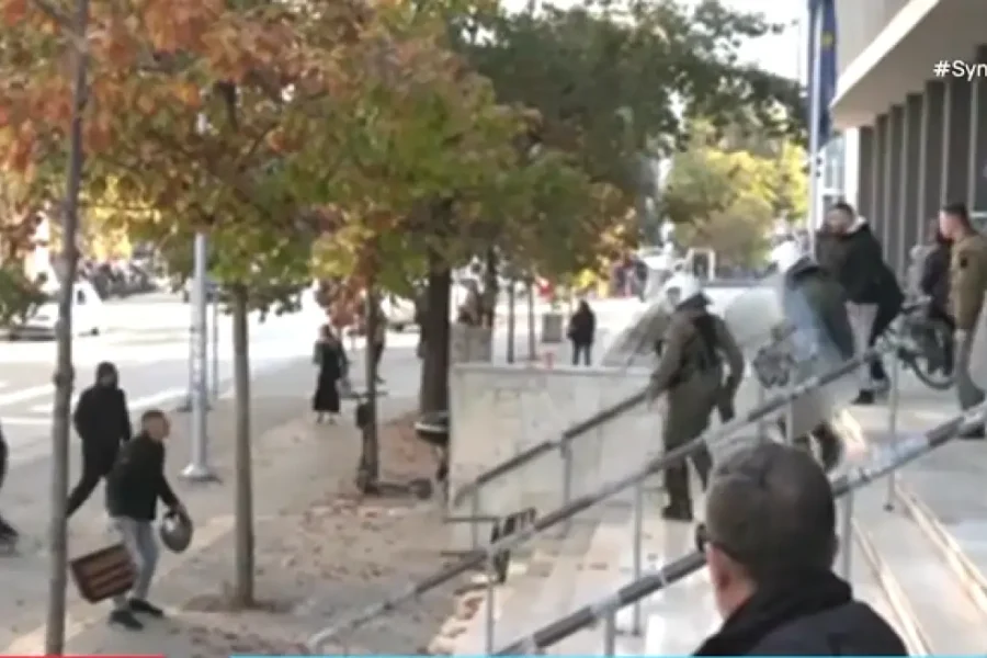 Επεισόδια έξω από τα δικαστήρια Θεσσαλονίκης λίγο πριν τη δίκη για τη δολοφονία Καμπανού