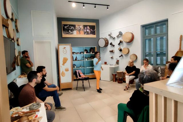 Η ζωντανή μουσική παράδοση είναι ριζωμένη μέσα στους Κρητικούς