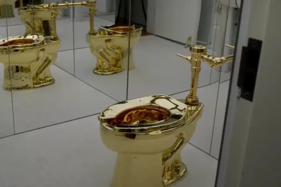 Ο οίκος Sotheby’s βγάζει σε δημοπρασία μια τουαλέτα από μασίφ χρυσό – Tιμή εκκίνησης τα 10 εκατ. ευρώ