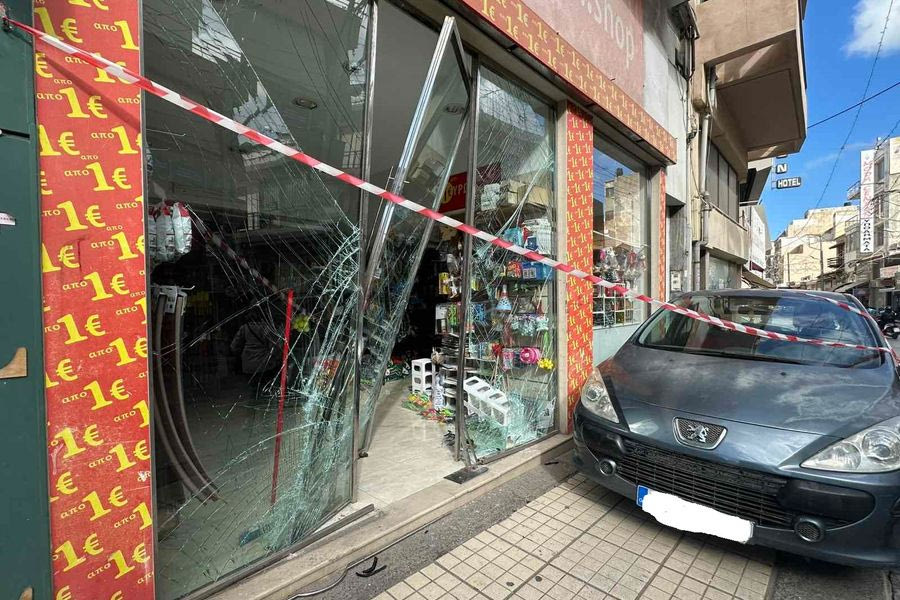 (ΦΩΤΟ) Αυτοκίνητο καρφώθηκε σε τζαμαρία καταστήματος στο Ηράκλειο