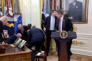 Ανδρας κατέρρευσε στο Οβάλ Γραφείο παρουσία Τραμπ (vid)