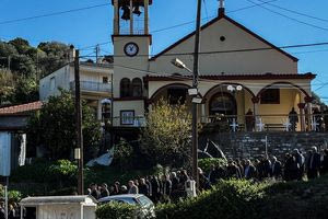 Αχαΐα: Θρήνος στην κηδεία του μικρού Ανδρέα – «Πού είσαι αγάπη μου;» φώναζε η μητέρα του