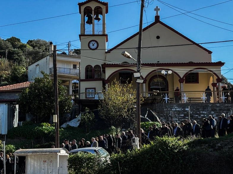 Αχαΐα: Θρήνος στην κηδεία του μικρού Ανδρέα – «Πού είσαι αγάπη μου;» φώναζε η μητέρα του