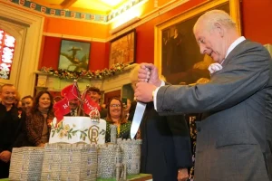 Γενέθλια για τον βασιλιά Κάρολο: Έκλεισε τα 77 του χρόνια στην Ουαλία με μία εντυπωσιακή τούρτα