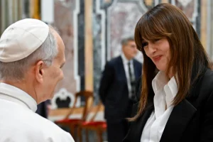 Ο Πάπας συναντήθηκε με Μπελούτσι, Μπλάνσετ και άλλους καλλιτέχνες: «Η εποχή μας σας χρειάζεται»