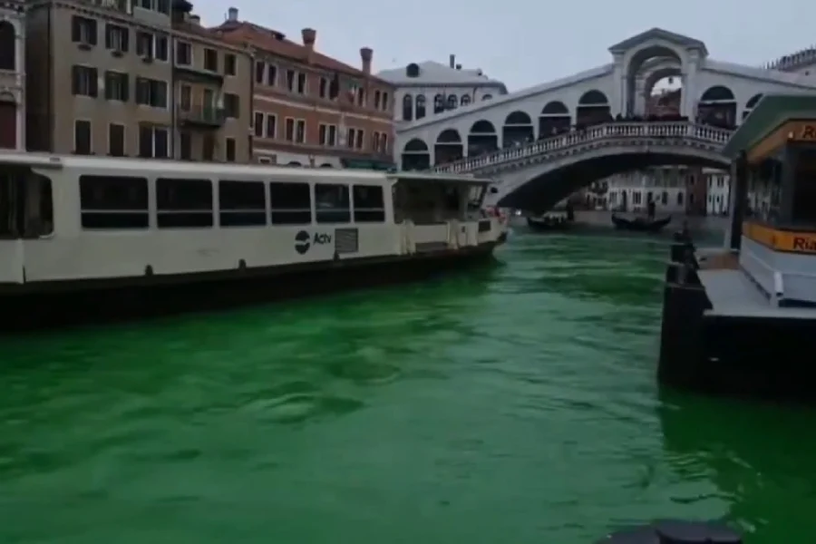 (ΒΙΝΤΕΟ) Ακτιβιστές έβαψαν πράσινα τα νερά στη Βενετία και σε άλλες ιταλικές πόλεις