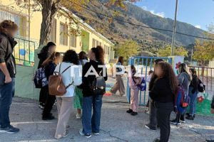 (ΦΩΤΟ) Βορίζια: Άνοιξαν τα σχολεία παρουσία παιδοψυχολόγων – Σε αστυνομικό… κλοιό το χωριό