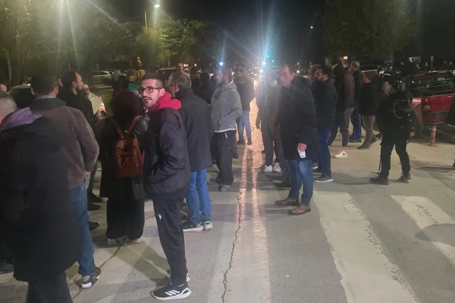 Κομμένη στα δύο η χώρα από τις κινητοποιήσεις των αγροτών