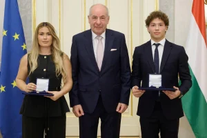 Ο πρόεδρος της Ουγγαρίας βράβευσε 21χρονο Έλληνα που είχε διασώσει πατέρα και κόρη στη θάλασσα