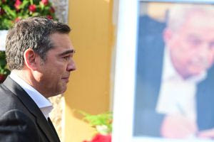 Το τελευταίο αντίο στον Αλέκο Φλαμπουράρη – «Έσπασε» η φωνή του Αλέξη Τσίπρα στον συναισθηματικά φορτισμένο επικήδειο που εκφώνησε