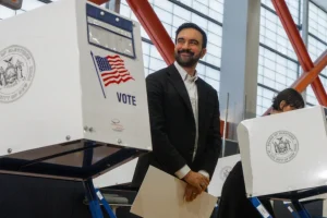 Ο Ζόχραν Μαμντάνι γίνεται ο πρώτος μουσουλμάνος δήμαρχος της Νέας Υόρκης – Η νίκη του αλλάζει τον πολιτικό χάρτη των ΗΠΑ