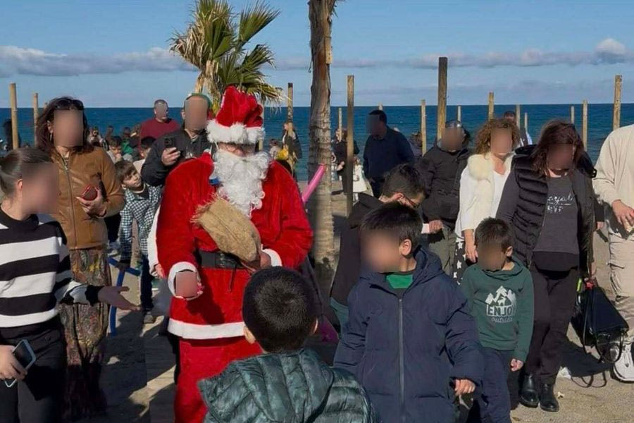 Με τζετ σκι έφθασε ο Αγιος Βασίλης στη γιορτή των Λιμενικών