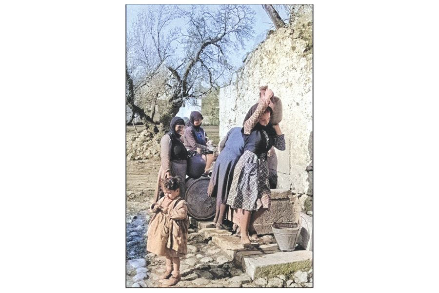 Γυναίκες στη βρύση για νερό στην Κρήτη