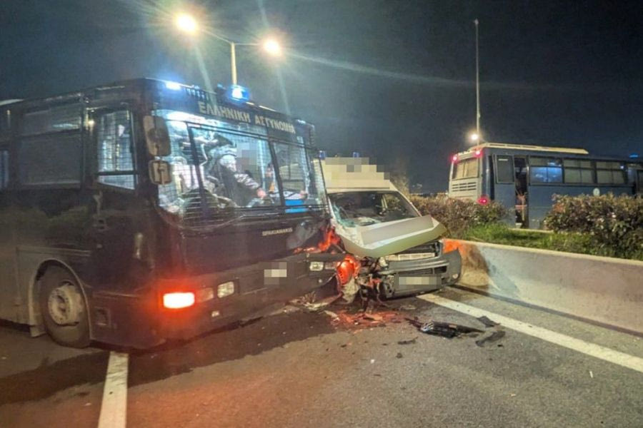 Ασθενοφόρο έπεσε πάνω σε κλούβα στο αγροτικό μπλόκο Πλατύκαμπου