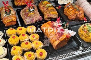 Τάρτες και τούρτες από …κρέας – Βιτρίνες κρεοπωλείων μοιάζουν με ζαχαροπλαστεία στο Ηράκλειο