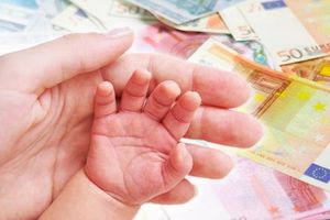 Επίδομα παιδιού: Πότε πληρώνεται η πρώτη δόση – Πόσα χρήματα θα πάρουν οι δικαιούχοι