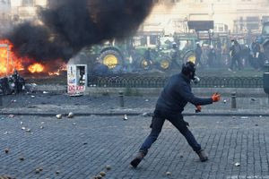 Πεδίο μάχης οι Βρυξέλλες – Σοβαρά επεισόδια μεταξύ αγροτών και αστυνομίας