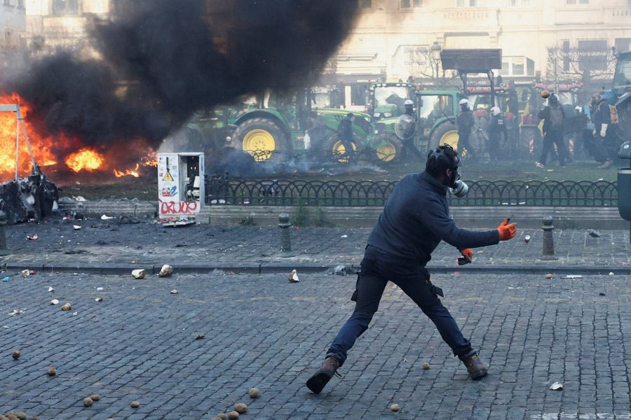 Πεδίο μάχης οι Βρυξέλλες – Σοβαρά επεισόδια μεταξύ αγροτών και αστυνομίας