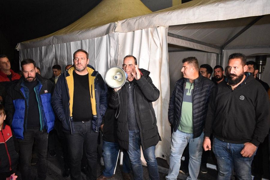 Ενισχύουν το μπλόκο στον κόμβο της Νίκαιας οι αγρότες